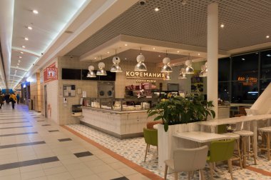 Moskova, Domodedovo. 17 Mart. 2020 yılı. Domodedovo Havaalanı boş dükkanlar ve kafeler. İnsanlar Coronavirus COVID19 tarafından karantinaya alınmaz..