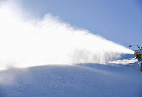 ブルガリアのスキー山で人工雪を作る機械 — ストック写真