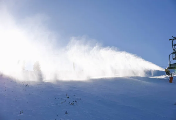 Машина Производства Искусственного Снега Горах Лыжного Спорта Болгарии — стоковое фото