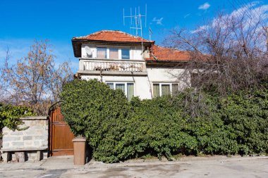 Bansko, Bulgaristan-11 Şubat 2020. Bulgaristan 'da Bansko' nun eski sokakları. Güzel güneşli bir hava. Tatillerde insanlar kışın kayak merkezinde dinlenirler. 