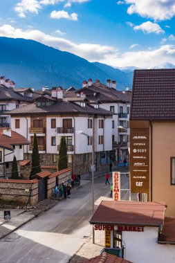 Bansko, Bulgaristan-11 Şubat 2020. Bulgaristan 'da Bansko' nun eski sokakları. Güzel güneşli bir hava. Tatillerde insanlar kışın kayak merkezinde dinlenirler. 
