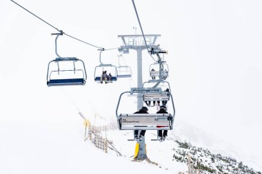 Bulgaristan. Bansko. 10 Şubat 2020 'de Bansko' da bir tatil köyünde. Karlı kayak pistleri ve sandalye kaldırma istasyonları. Güneşli bir günde mavi gökyüzünün altında