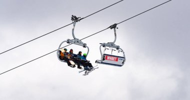Bulgaristan. Bansko. 10 Şubat 2020 'de Bansko' da bir tatil köyünde. Karlı kayak pistleri ve sandalye kaldırma istasyonları. Güneşli bir günde mavi gökyüzünün altında