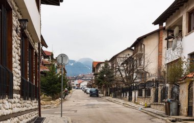 Bansko, Bulgaristan-11 Şubat 2020. Bulgaristan 'da Bansko' nun eski sokakları. Güzel güneşli bir hava. Tatillerde insanlar kışın kayak merkezinde dinlenirler. 