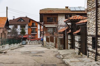 Bansko, Bulgaristan-11 Şubat 2020. Bulgaristan 'da Bansko' nun eski sokakları. Güzel güneşli bir hava. Tatillerde insanlar kışın kayak merkezinde dinlenirler. 