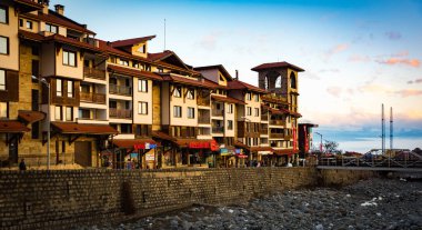 Bansko, Bulgaristan. 12 'lik. Şubat. Bulgaristan 'ın Şafak Sokağı' ndaki Bansko kasabasındaki 20.Ski tatil beldesi. kış mevsimi