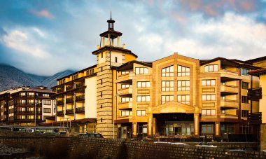 Bansko, Bulgaria.Ski 'nin Bulgaristan' daki Bansko kasabasındaki Dawn Caddesi 'ndeki oteli. kış mevsimi