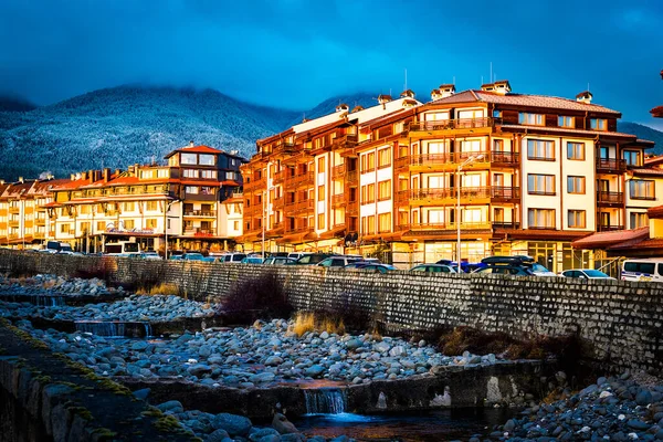 ブルガリアのバンスコ ブルガリアのスキーリゾートホテルと夜明けの通りでバンスコの町 冬の季節 — ストック写真
