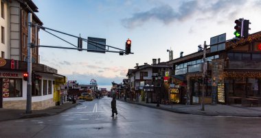 Bansko, Bulgaristan. 12 'lik. Şubat. Bulgaristan 'ın Şafak Sokağı' ndaki Bansko kasabasındaki 20.Ski tatil beldesi. kış mevsimi