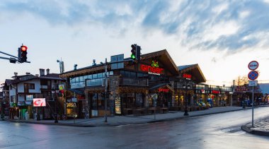 Bansko, Bulgaristan. 12 'lik. Şubat. Bulgaristan 'ın Şafak Sokağı' ndaki Bansko kasabasındaki 20.Ski tatil beldesi. kış mevsimi