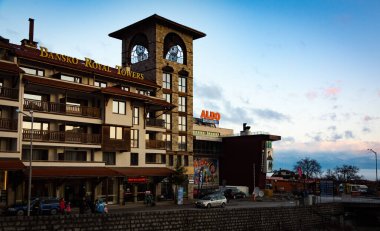 Bansko, Bulgaristan. 12 'lik. Şubat. Bulgaristan 'ın Şafak Sokağı' ndaki Bansko kasabasındaki 20.Ski tatil beldesi. kış mevsimi