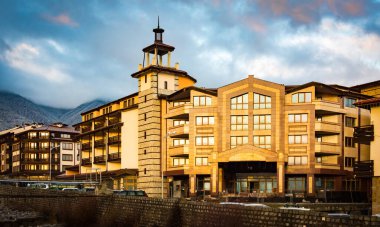 Bansko, Bulgaristan. 12 'lik. Şubat. Bulgaristan 'ın Şafak Sokağı' ndaki Bansko kasabasındaki 20.Ski tatil beldesi. kış mevsimi