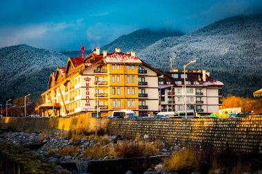 Bansko, Bulgaristan. 12 'lik. Şubat. Bulgaristan 'ın Şafak Sokağı' ndaki Bansko kasabasındaki 20.Ski tatil beldesi. kış mevsimi