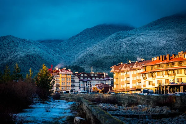 12月 ブルガリア 2020年ブルガリアのスキーリゾートホテルと夜明けの通りでBansko町 冬の季節 — ストック写真