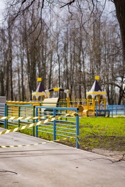 Oyun alanı sinyal bandı salgını koronovirüs COVID19 ile kaplı. Bütün küçük çocuklar evlerinde karantinaya alındı.