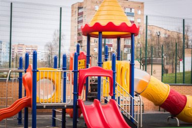 Oyun alanı sinyal bandı salgını koronovirüs COVID19 ile kaplı. Bütün küçük çocuklar evlerinde karantinaya alındı.