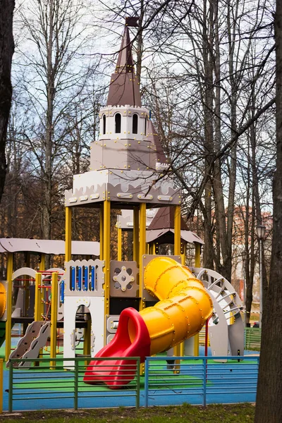 Parque Infantil Está Coberto Por Uma Fita Sinalização Epidêmica Coronovírus — Fotografia de Stock