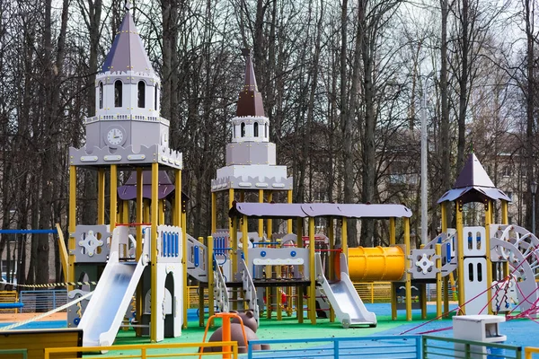 Parque Infantil Está Coberto Por Uma Fita Sinalização Epidêmica Coronovírus — Fotografia de Stock