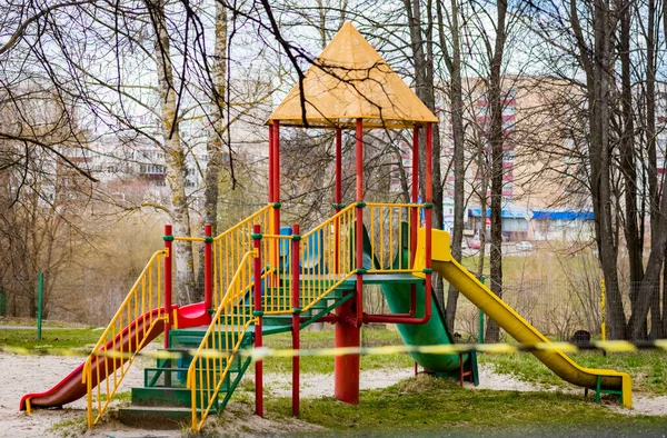 Parque Infantil Está Coberto Por Uma Fita Sinalização Epidêmica Coronovírus — Fotografia de Stock