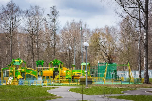 Der Spielplatz Ist Mit Einem Signalband Epidemischen Coronovirus Covid19 Bedeckt — Stockfoto