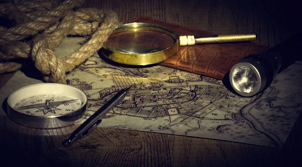 Připravuje Dobrodružný Výlet Noci Prohlídka Staré Mapy Kompasem Lupou Světle — Stock fotografie
