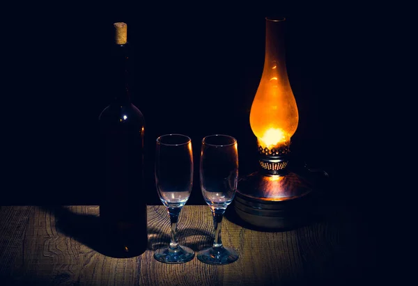 Una Bottiglia Vino Rosso Due Bicchieri Sullo Sfondo Uva Nera — Foto Stock