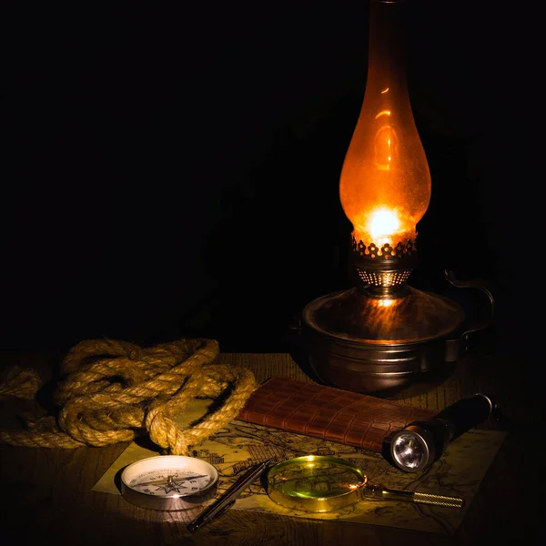 Planowanie Nocnej Wycieczki Przy Stole Świetle Lampy Naftowej Poszukiwanie Starej — Zdjęcie stockowe