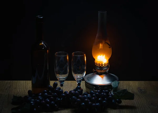 Uma Garrafa Vinho Tinto Dois Copos Contra Fundo Uvas Pretas — Fotografia de Stock