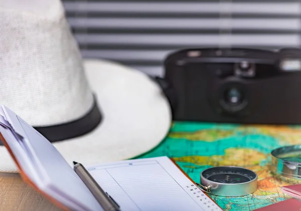 Plánování Cesty Dovolenou Spolu Mapou Kompasem Fotoaparátem Zápisníkem — Stock fotografie