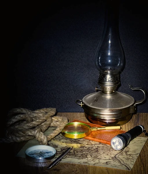 Planowanie Nocnej Wycieczki Przy Stole Świetle Lampy Naftowej Poszukiwanie Starej — Zdjęcie stockowe