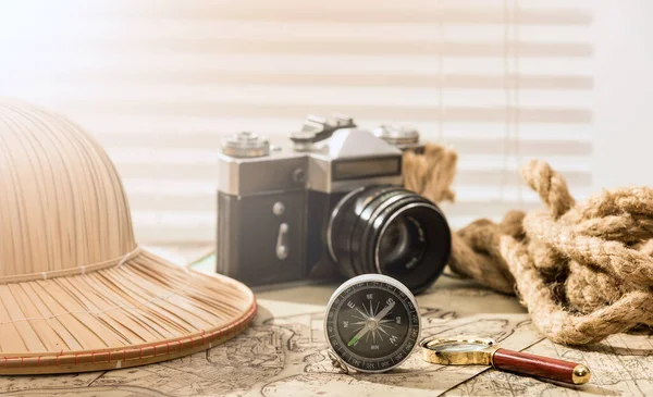 Planning Van Reizen Vakantie Samen Met Een Kaart Kompas Camera — Stockfoto