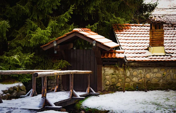 Paisaje Rústico Invierno Entrada Patio Una Antigua Casa Con Techo —  Fotos de Stock