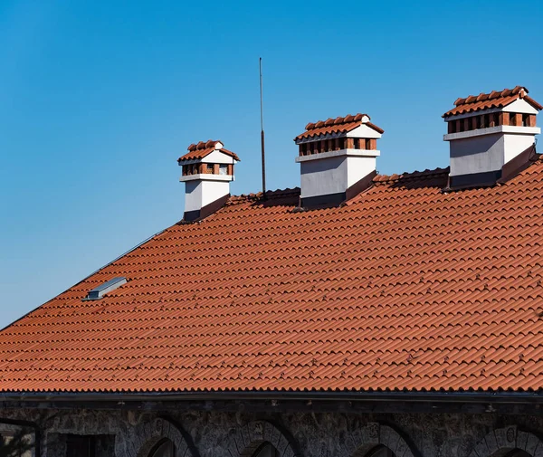 青い空を背景に家の屋根の上の煙突 — ストック写真
