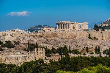 Atina 'da Akropolis ve Parthenon. Ön planda Herodion Tiyatrosu.