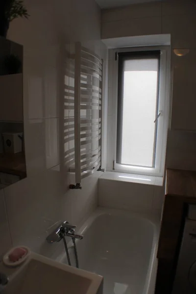 ミニマリスト白い浴室の写真撮影 — ストック写真