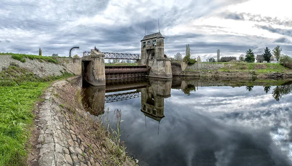 Verlassenes altes Schleusentor — Stockfoto