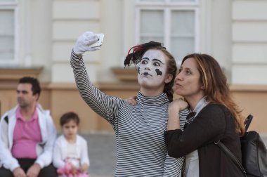 Bir kadın ile bir selfie alarak pandomim