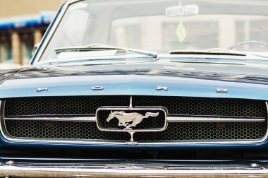 Eski Ford Mustang bir retro araba geçit üzerinde görüntülenen