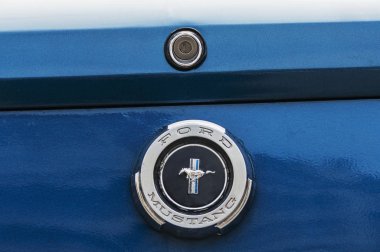 Eski Ford Mustang bir retro araba geçit üzerinde görüntülenen