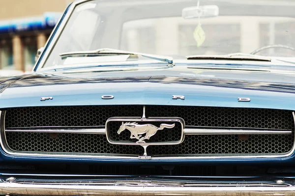 Vieille Ford Mustang affichée sur un défilé de voitures rétro — Photo