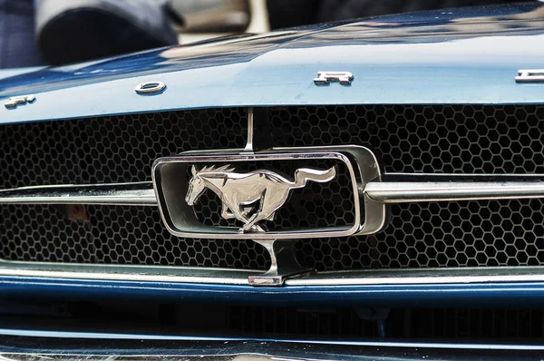 Eski Ford Mustang bir retro araba geçit üzerinde görüntülenen