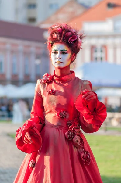 Retrato de una mujer vestida de rojo — Foto de Stock