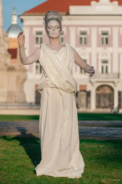Retrato de una mujer vestida de blanco — Foto de Stock