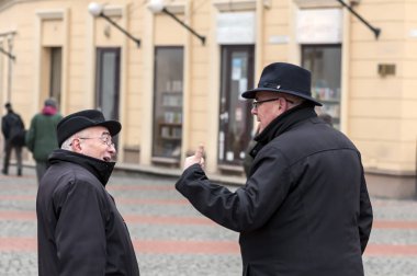 İki kişi konuşuyor.