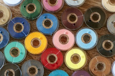 Renkli dikiş ipliği