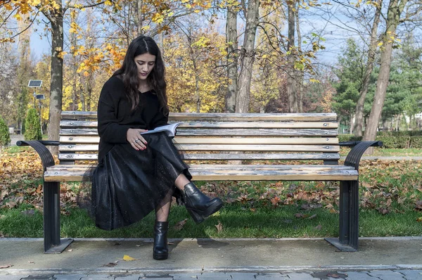 Mädchen Das Auf Einer Bank Sitzt Und Ein Buch Liest — Stockfoto