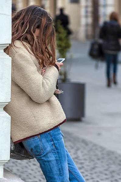 Mujer Con Teléfono Mano Mensajes Telefónicos Vista Lateral Gente Real — Foto de Stock