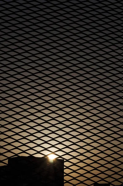 フェンスを都市の夕暮れ — ストック写真