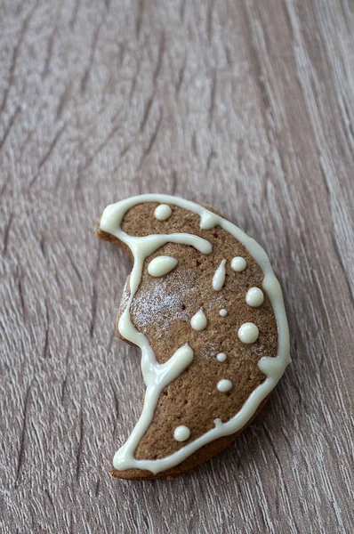 Galletas Jengibre Caseras Navidad Una Mesa Madera Forma Luna — Foto de Stock