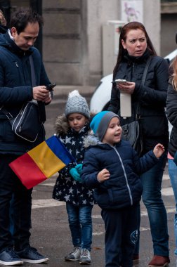 Timisoara, Romanya - 1 Aralık 2017: Ulusal Günü Yürüyüşü Romanya'da. Ailesi ne kadar da gösteri.
